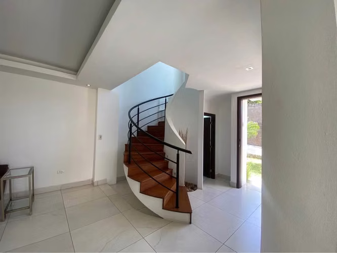 Se Vende Casa – Santo Domingo (por Galería) $235,000 FP