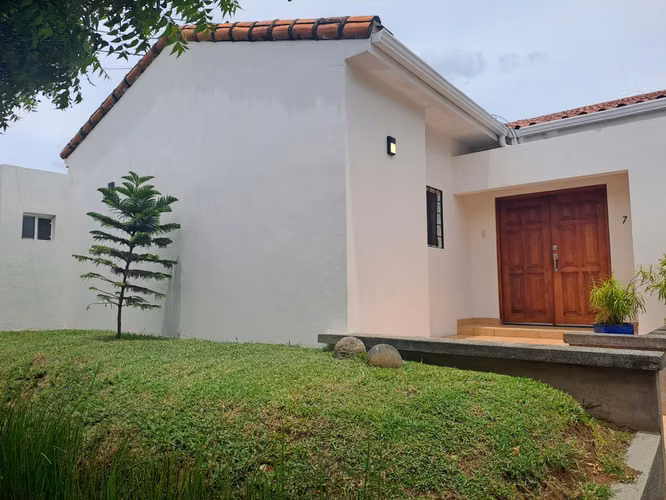VENTA DE CASA EN RESIDENCIAL EXCLUSIVO EN LAS COLINAS!!