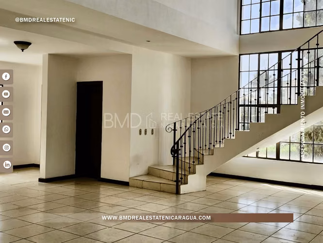 Venta de casa de dos pisos con piscina en Las Cumbres KG