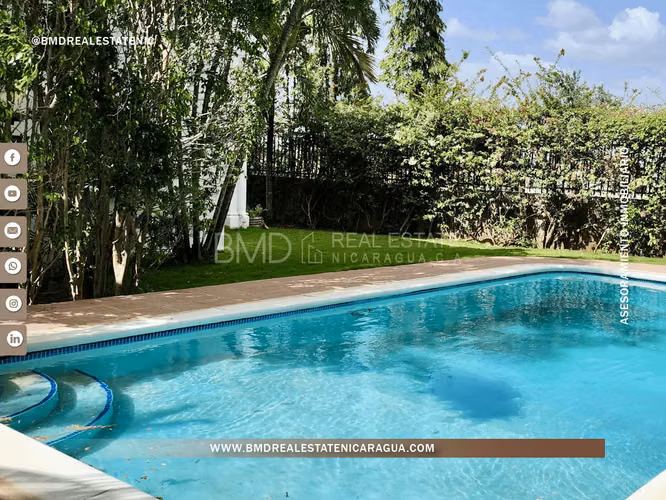 Venta de casa de dos pisos con piscina en Las Cumbres KG