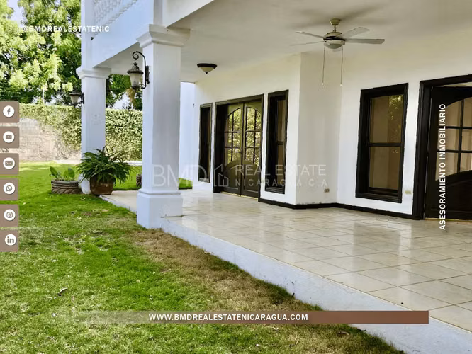 Venta de casa de dos pisos con piscina en Las Cumbres KG