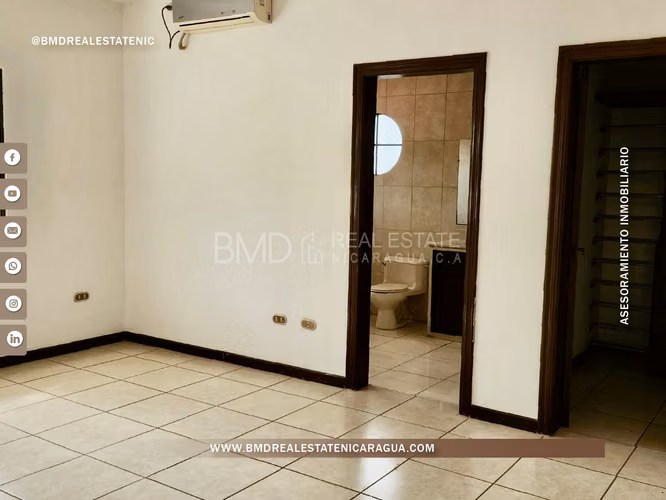 Venta de casa de dos pisos con piscina en Las Cumbres KG