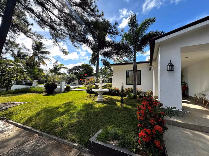 MODERNA CASA EN CARRETERA SUR
