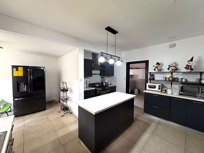 MODERNA CASA EN CARRETERA SUR