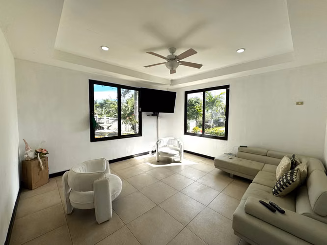 MODERNA CASA EN CARRETERA SUR