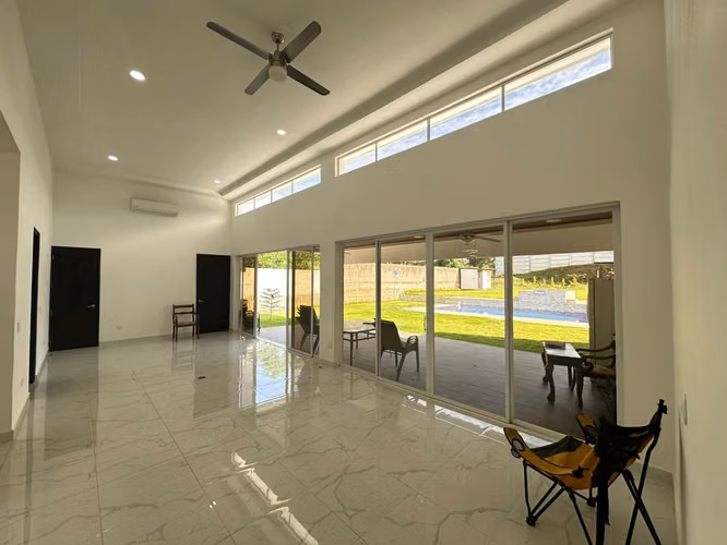  ¡Casa bellísima con finos acabados!  - Imagen 3