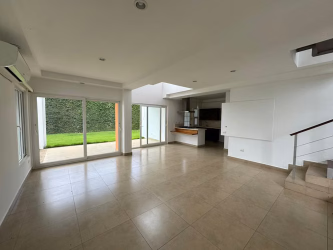  Casa moderna en Las Colinas – ¡en condominio exclusivo!  - Imagen 3