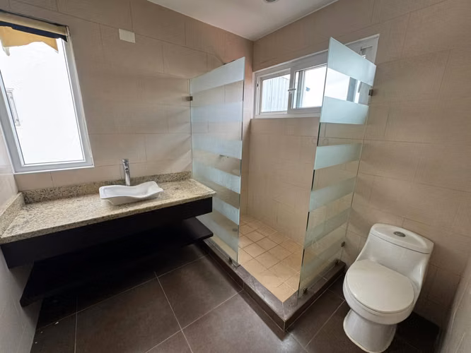  Casa moderna en Las Colinas – ¡en condominio exclusivo!  - Imagen 7