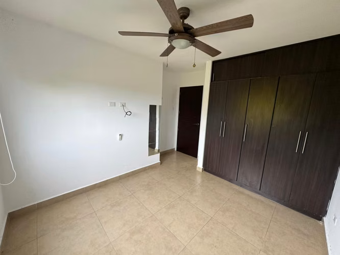  Casa moderna en Las Colinas – ¡en condominio exclusivo!  - Imagen 12