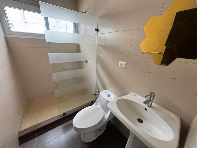  Casa moderna en Las Colinas – ¡en condominio exclusivo!  - Imagen 4