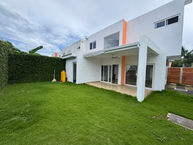  Casa moderna en Las Colinas – ¡en condominio exclusivo! 
