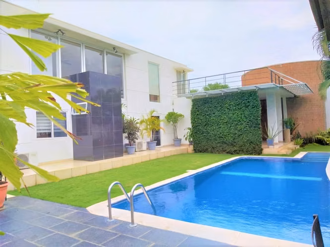  ¡En renta casa moderna en Altos de Villa Fontana! 