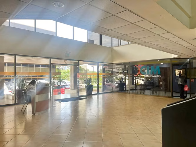 Rento oficina en Ofiplaza El Retiro