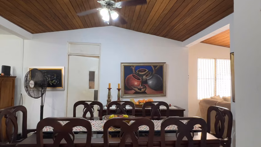 Casa en villa fontana con terreno amplio