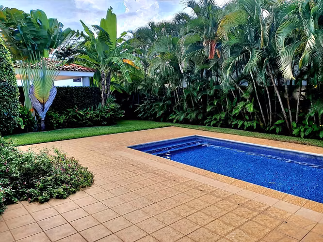 Casa de Dos Niveles en Condominio Privado en Santo Domingo