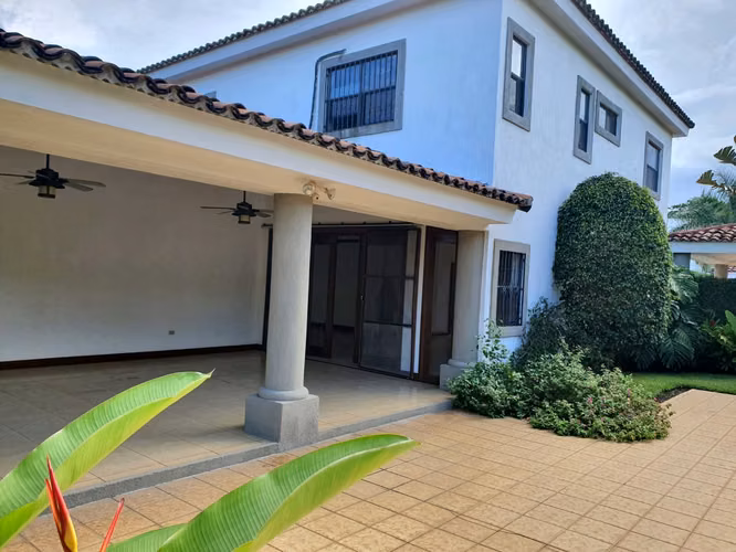 Casa de Dos Niveles en Condominio Privado en Santo Domingo