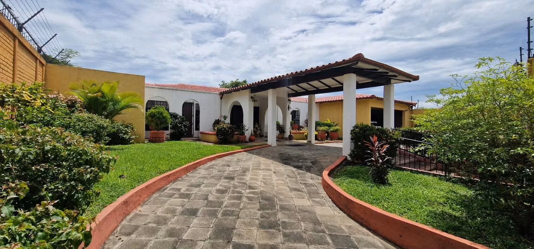 Amplia Casa Amueblada en Venta en Residencial Bolonia