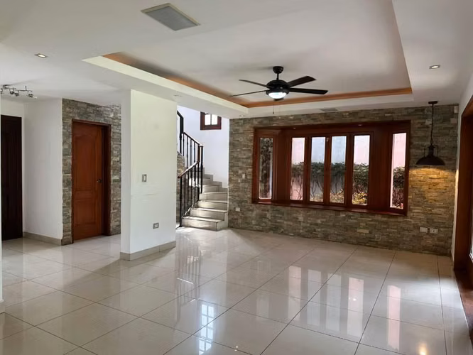 Casa en Venta en Exclusivo Condominio en Las Colinas!