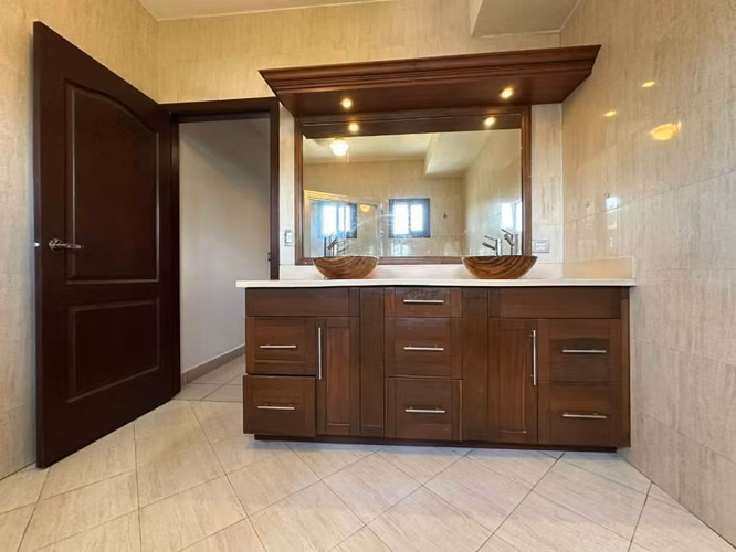 Casa en Venta en Exclusivo Condominio en Las Colinas!