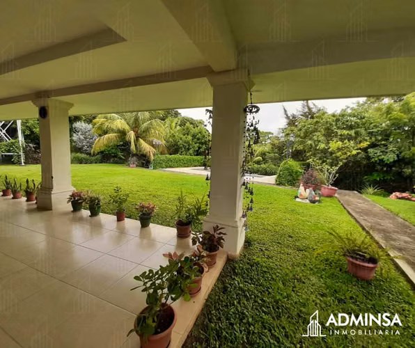 Magnífica Residencia con Piscina y Jardines