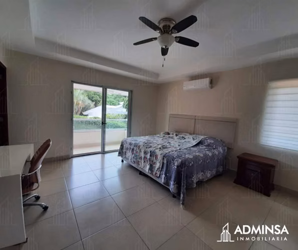 Magnífica Residencia con Piscina y Jardines