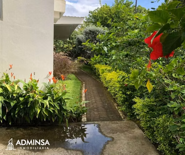 Magnífica Residencia con Piscina y Jardines