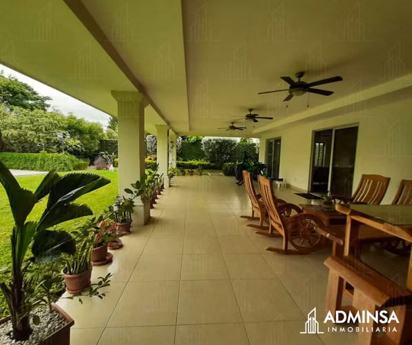Magnífica Residencia con Piscina y Jardines