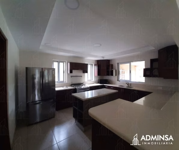 Magnífica Residencia con Piscina y Jardines