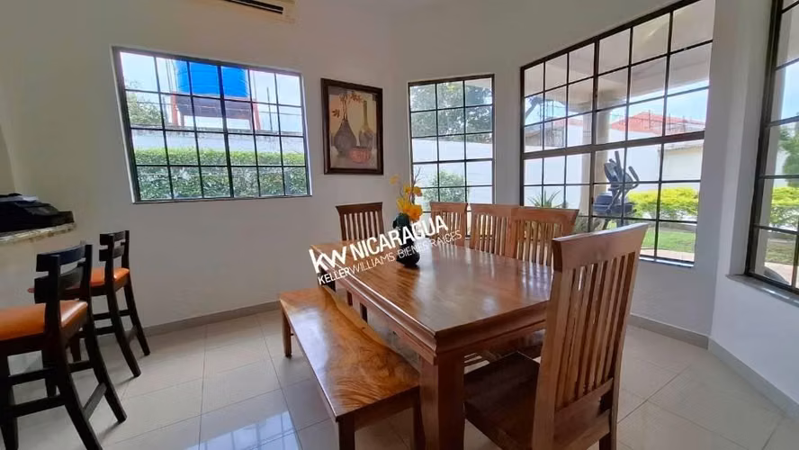 Venta, amplia casa con piscina en Las Colinas