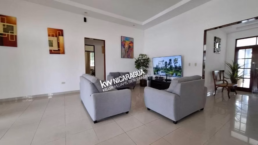 Venta, amplia casa con piscina en Las Colinas