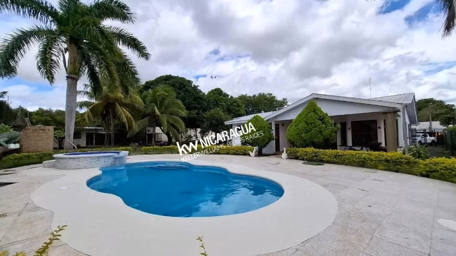 Venta, amplia casa con piscina en Las Colinas