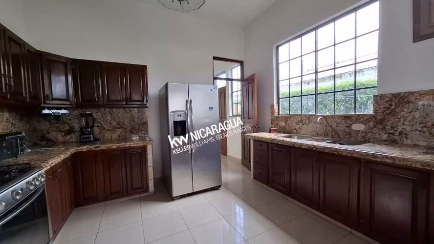 Venta, amplia casa con piscina en Las Colinas