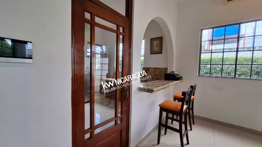 Venta, amplia casa con piscina en Las Colinas
