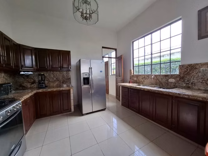 FP/ En venta: Amplia casa con piscina en Las Colinas $370,000