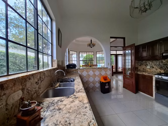 FP/ En venta: Amplia casa con piscina en Las Colinas $370,000
