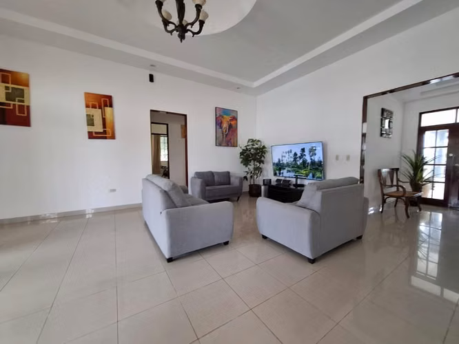 FP/ En venta: Amplia casa con piscina en Las Colinas $370,000