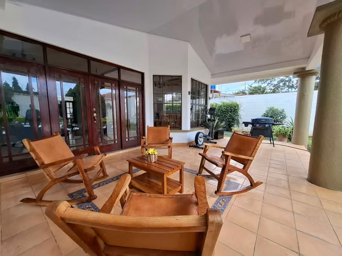 FP/ En venta: Amplia casa con piscina en Las Colinas $370,000