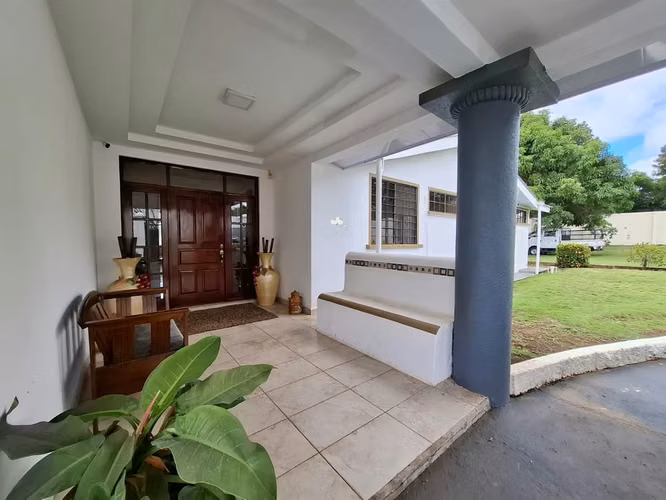 FP/ En venta: Amplia casa con piscina en Las Colinas $370,000