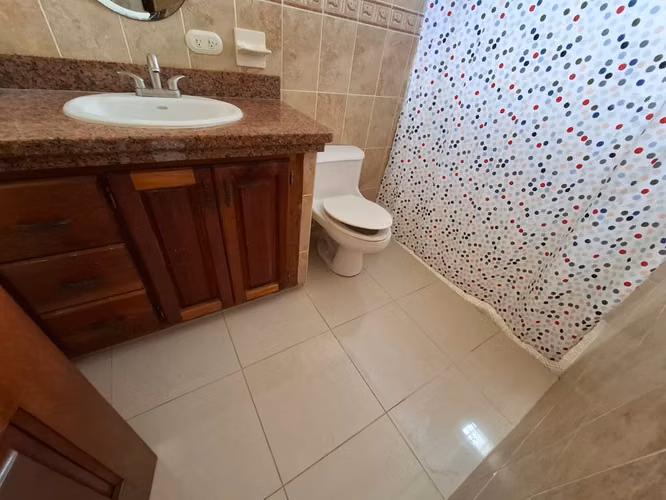 FP/ En venta: Amplia casa con piscina en Las Colinas $370,000