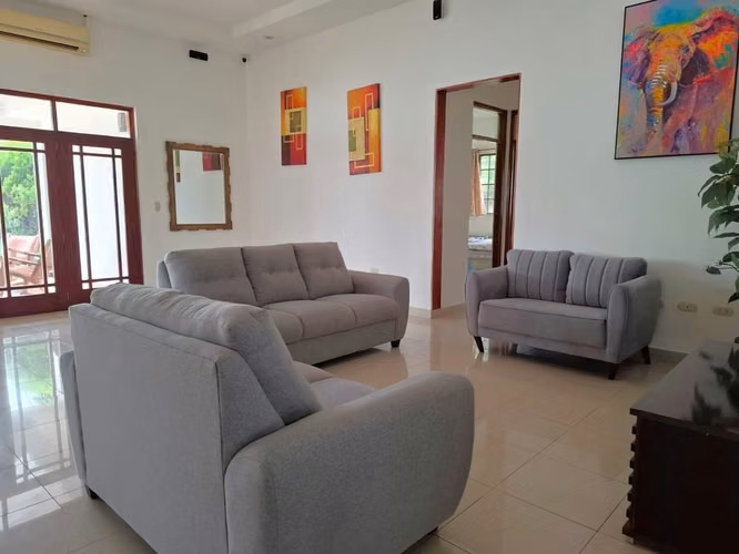 FP/ En venta: Amplia casa con piscina en Las Colinas $370,000