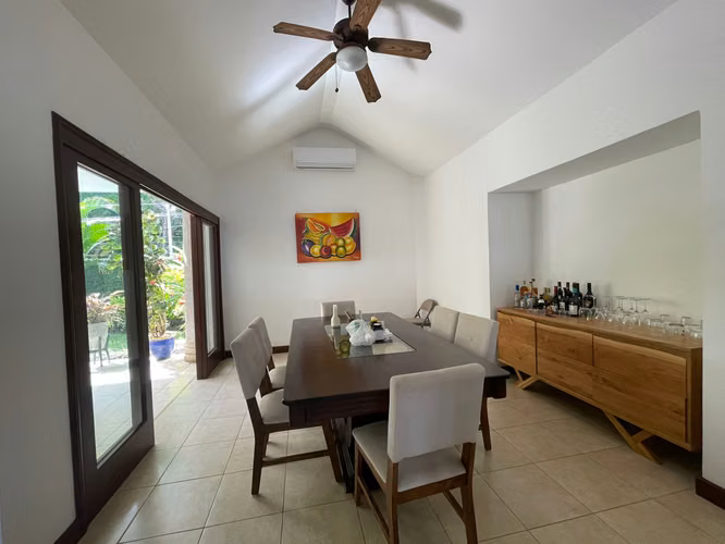 FP/  Se Vende Casa en Colinas de Santa Cruz – ¡Espaciosa y segura! $240,000