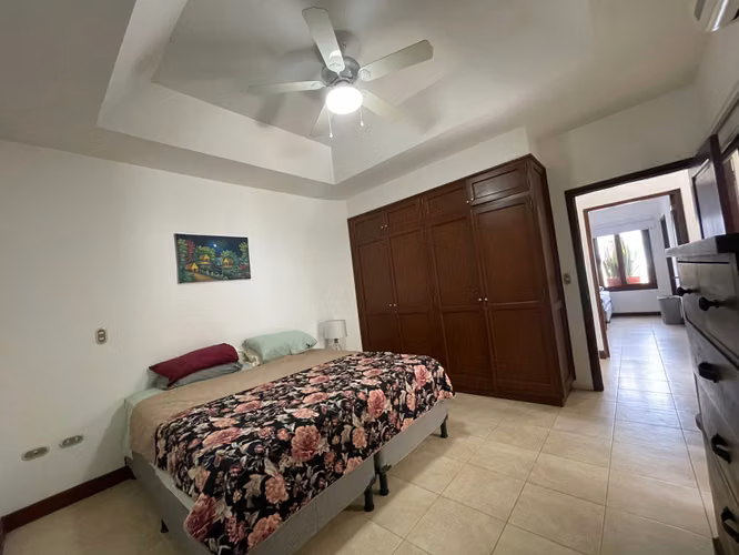 FP/  Se Vende Casa en Colinas de Santa Cruz – ¡Espaciosa y segura! $240,000