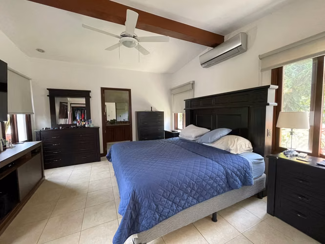 FP/  Se Vende Casa en Colinas de Santa Cruz – ¡Espaciosa y segura! $240,000