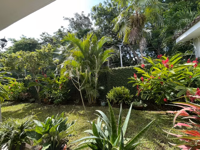 FP/  Se Vende Casa en Colinas de Santa Cruz – ¡Espaciosa y segura! $240,000