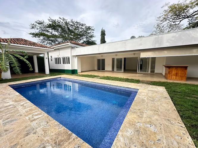 Casa en Renta – Condominio Privado en Santo Domingo