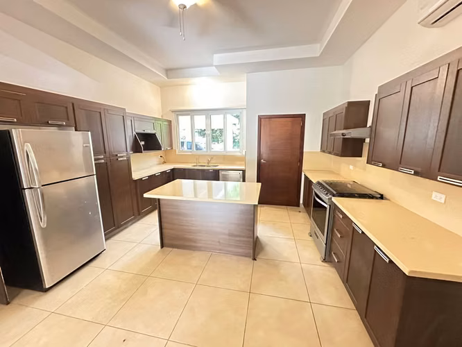 Casa en Renta – Condominio Privado en Santo Domingo - Imagen 2