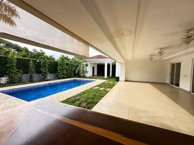 Casa en Renta – Condominio Privado en Santo Domingo - Imagen 9