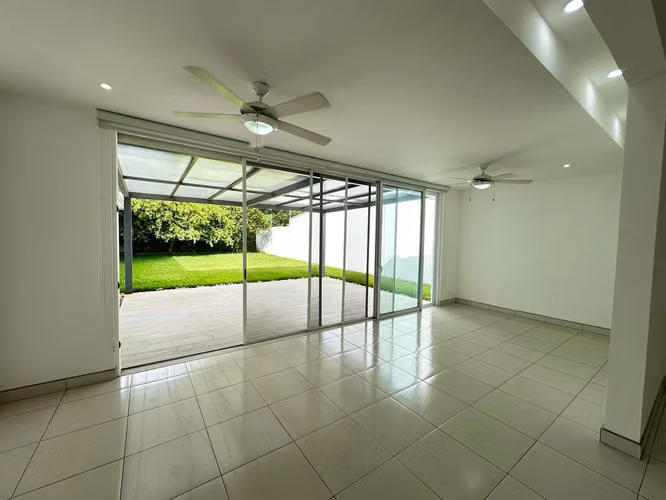Casa en Las Colinas – Moderna en Condominio - Imagen 4