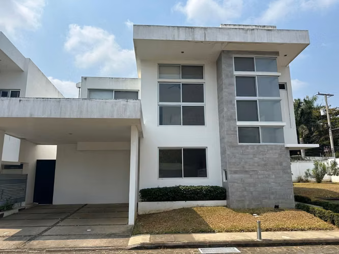 Venta de Casa de 2 pisos – Santo Domingo