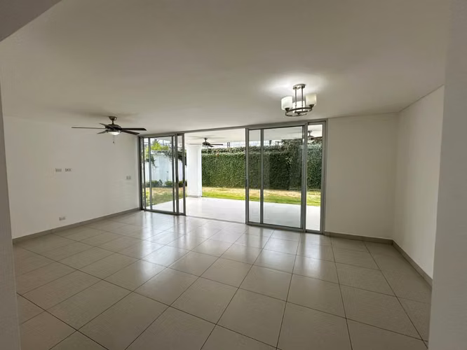 Venta de Casa de 2 pisos – Santo Domingo - Imagen 2